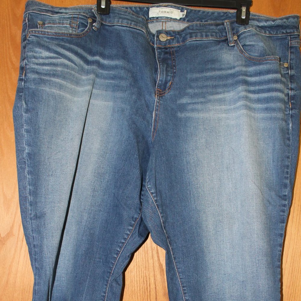 Torrid 28 Boyfriend Blue Jeans